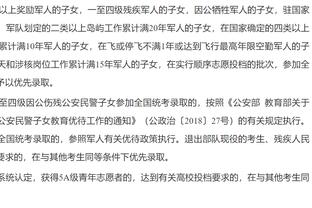 对比才知多壮！库里身穿休闲装与名人赛参赛者凯-塞纳特一同到场